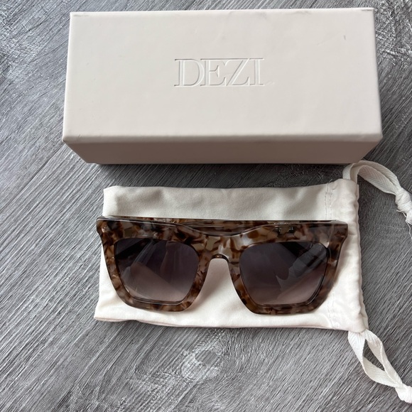 Dezi Oversized Fall Back Alluded Nude Sunglasses - Picture 2 of 3